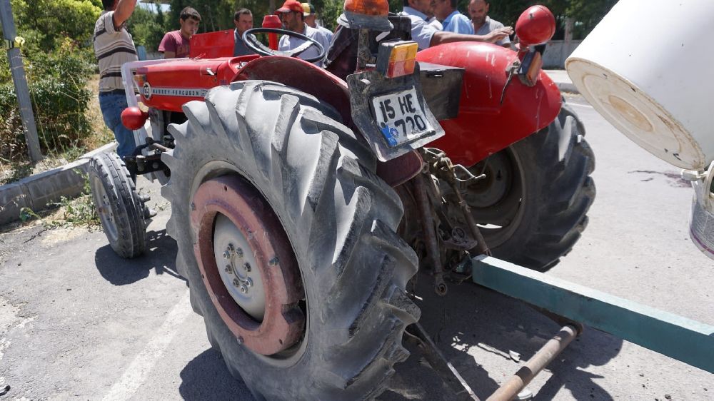 Burdur'da hafif ticari araç ile traktör çarpıştı 7 kişi yaralandı