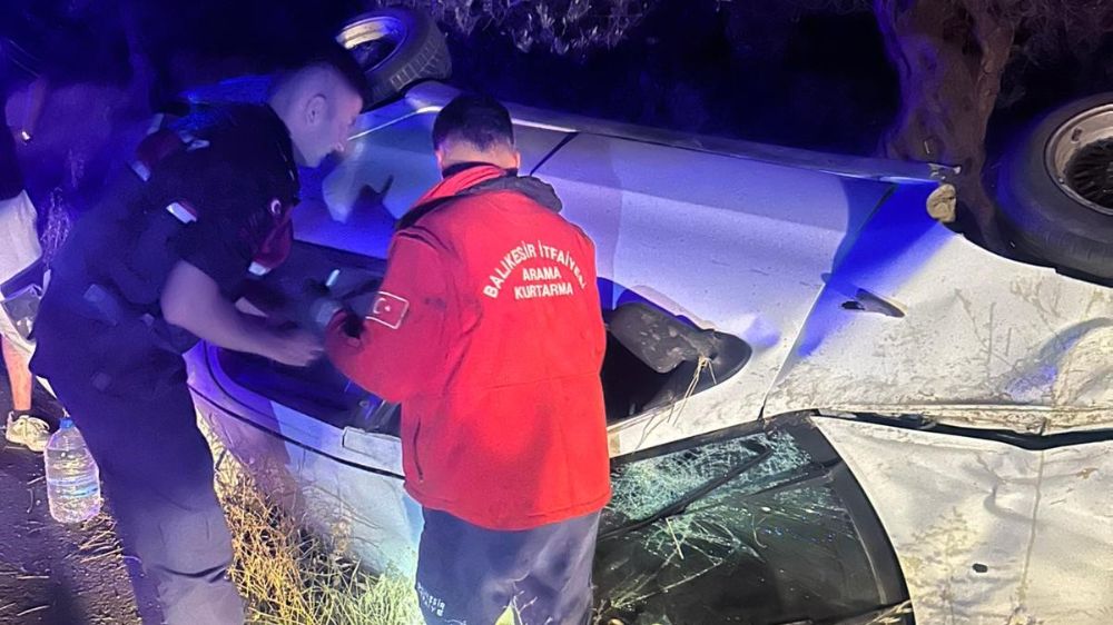 Burhaniye’de otomobil tek taraflı kazaya karıştı: 3 kişi yaralandı
