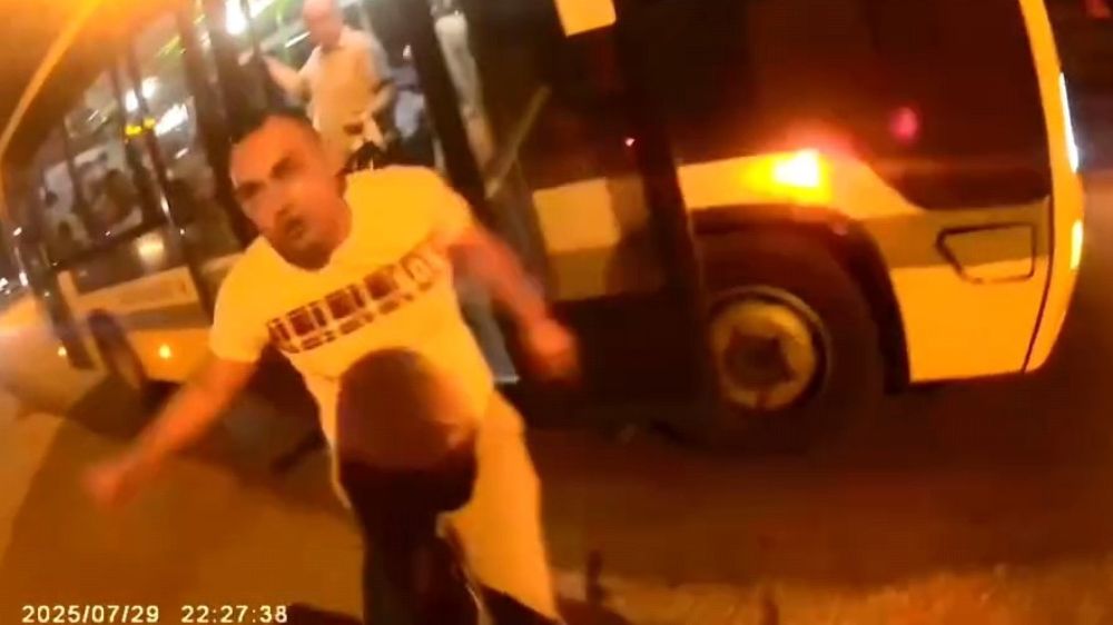 Bursa'da otobüs şoförü ile motosiklet sürücüsü arasında yol verme tartışması