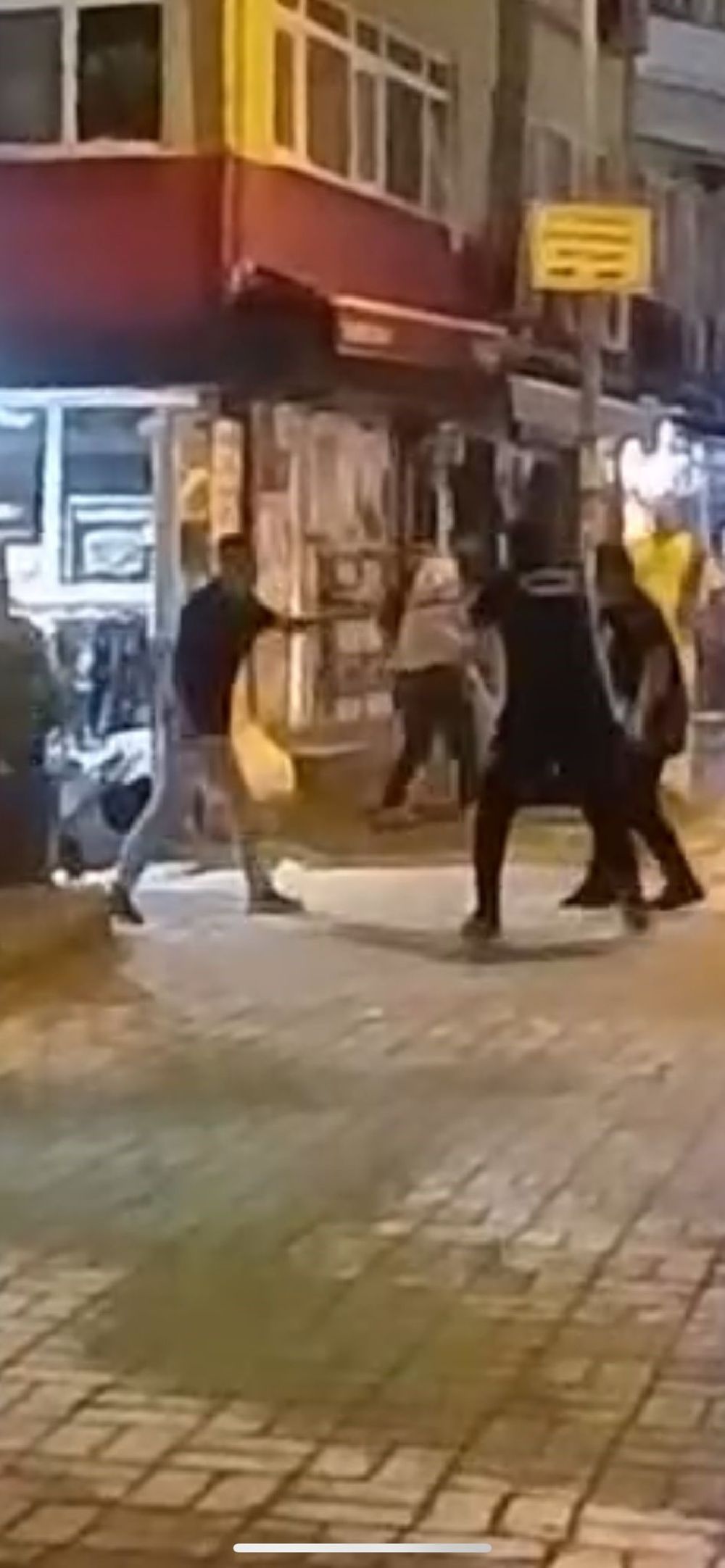 Bursa'da polise bıçak çeken Alkollü şahıslar, böyle etkisiz hale getirildi