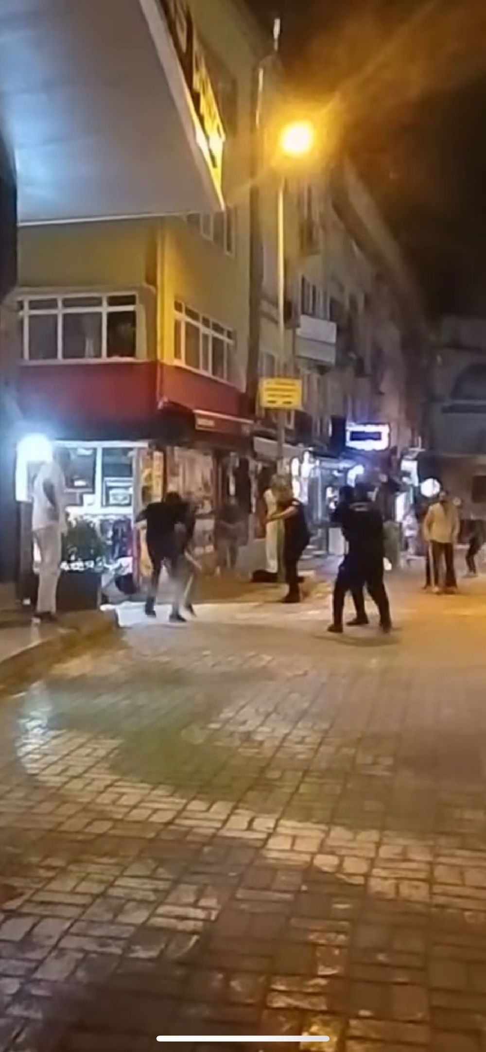Bursa'da polise bıçak çeken Alkollü şahıslar, böyle etkisiz hale getirildi