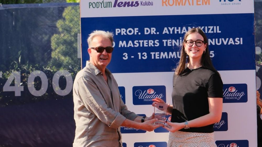 Bursa'da raketler Prof. Dr. Ayhan Kızıl için sallandı, şampiyonlar kupalarını aldı