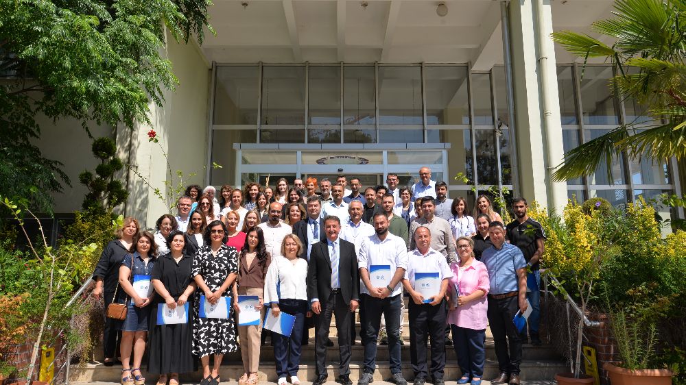 BUÜ’de başarılı akademisyenler ödüllendirildi