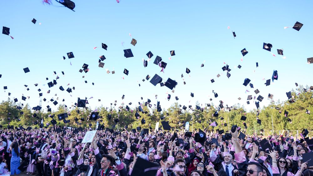 BUÜ’de bu yıl mezun sayısı 6 bini buldu
