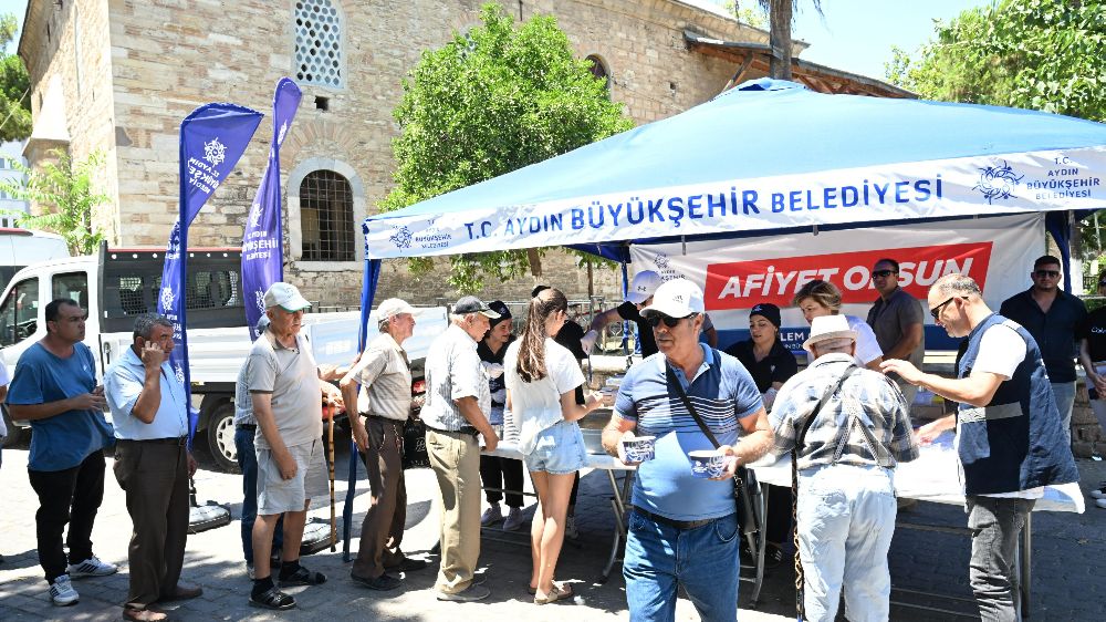 Büyükşehir Belediyesi’nden vatandaşlara aşure ikramı