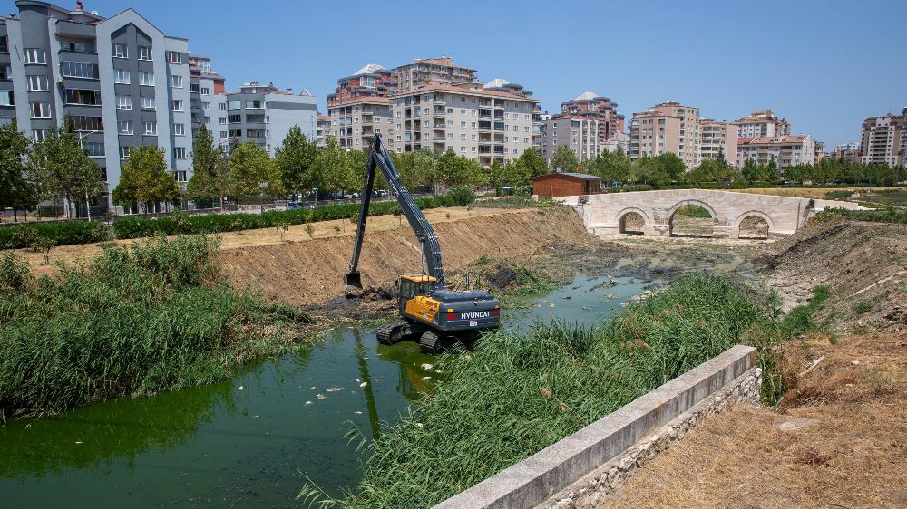 Büyükşehir’den Ayvalı Dere’de temizlik ve ıslah çalışması