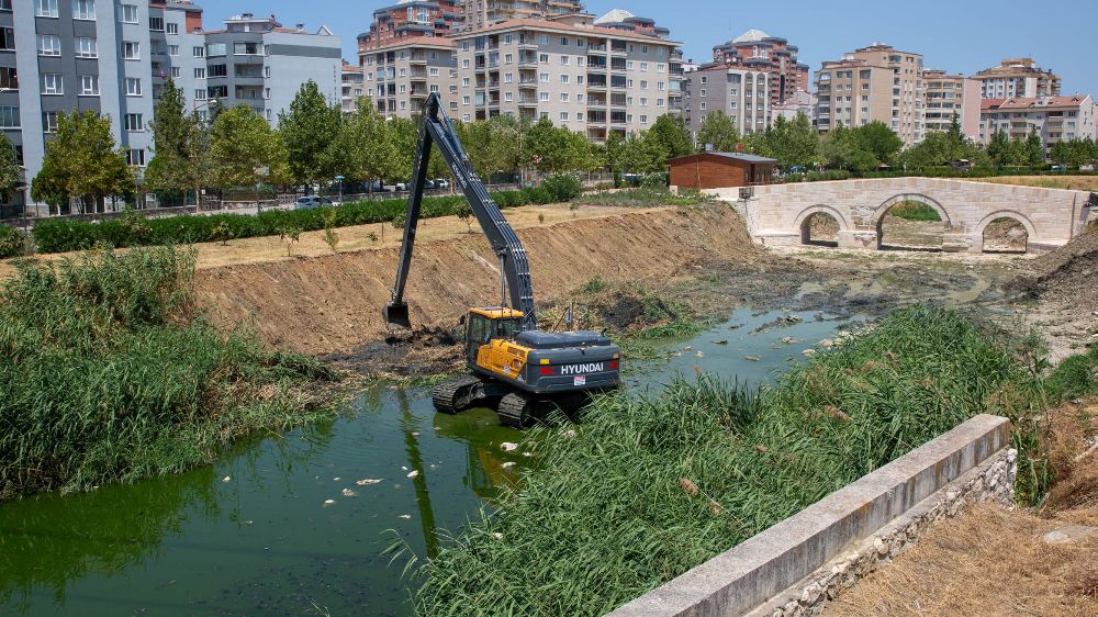Büyükşehir’den Ayvalı Dere’de temizlik ve ıslah çalışması
