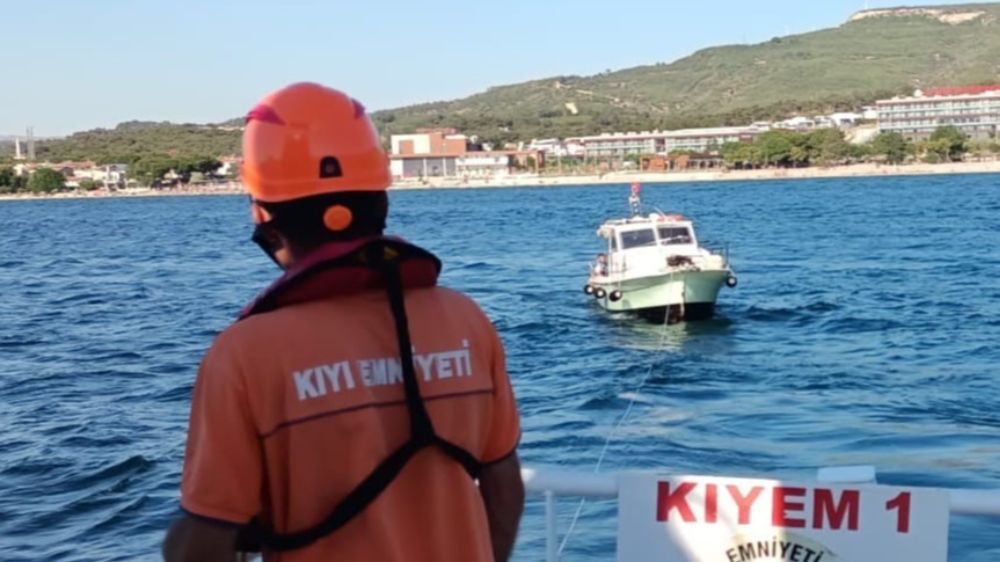 Çanakkale Boğazı'nda sürüklenen tekne kurtarıldı