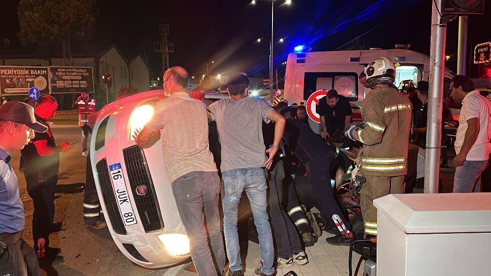  Çanakkale'de ticari taksi ve otomobil çarpıştı 8 yaralı