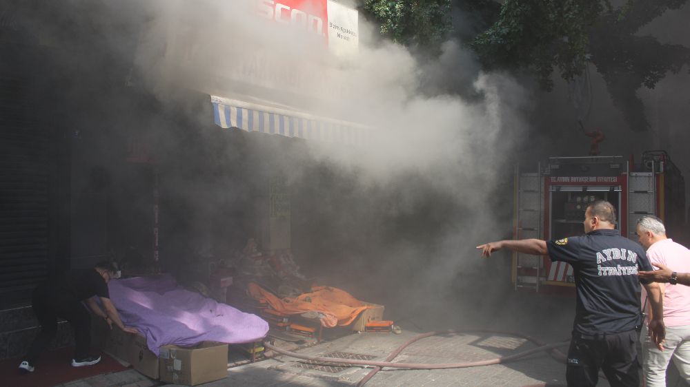 Çarşıyı duman sardı, göz gözü görmedi