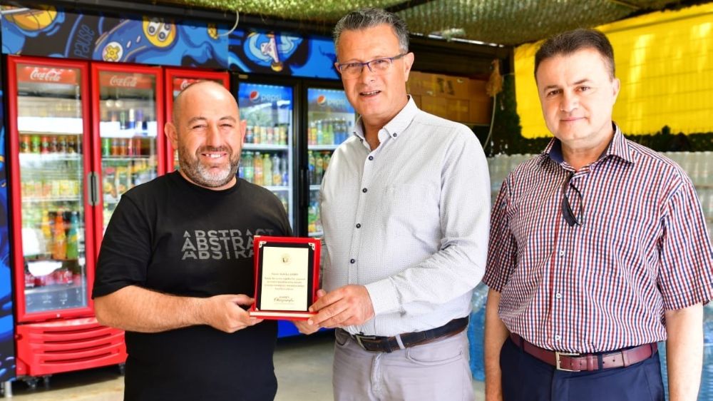 Çevreci bakkala Başkan Öküzcüoğlu'ndan plaket