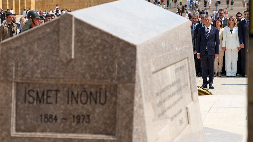 CHP Genel Başkanı Özel, Lozan Antlaşması'nın 102'nci yıldönümünde Anıtkabir'i ziyaret etti