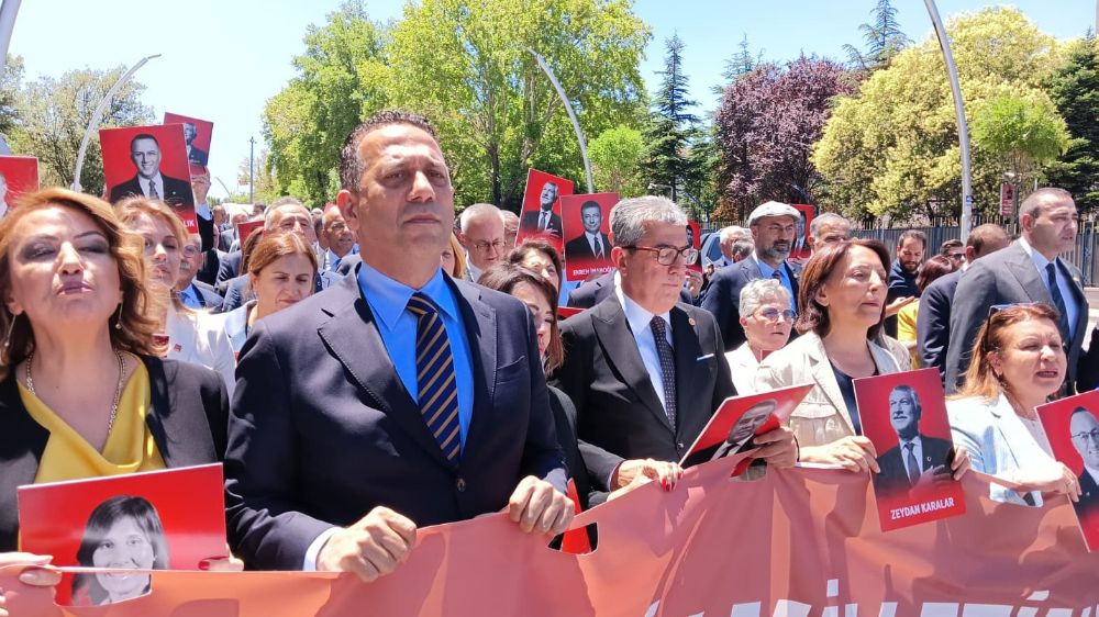 CHP'li vekiller, operasyonları protesto etmek için slogan atarak yürüdü