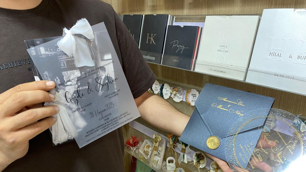 Çiftleri çizgi film karakteri gibi resmederek düğün davetiyesi oluşturuyor