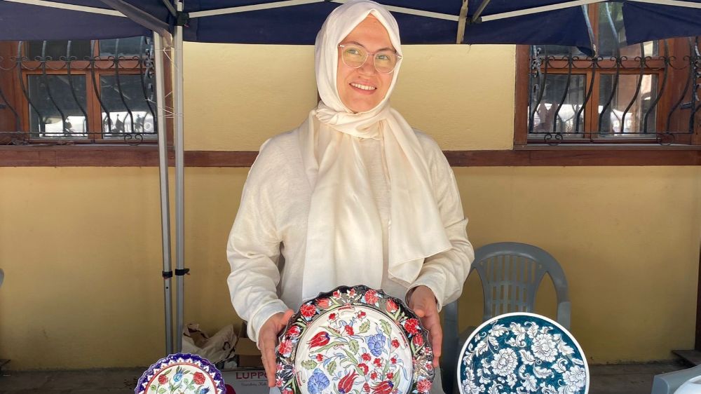 Çini sanatı ile ilmek ilmek işlediği ürünler 950 derece sıcaklıkta pişiriliyor