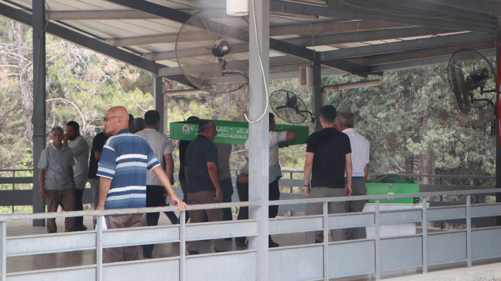 Cinnetin bıraktığı acı: Anne ve kızı yan yana, baba ayrı noktaya defnedildi