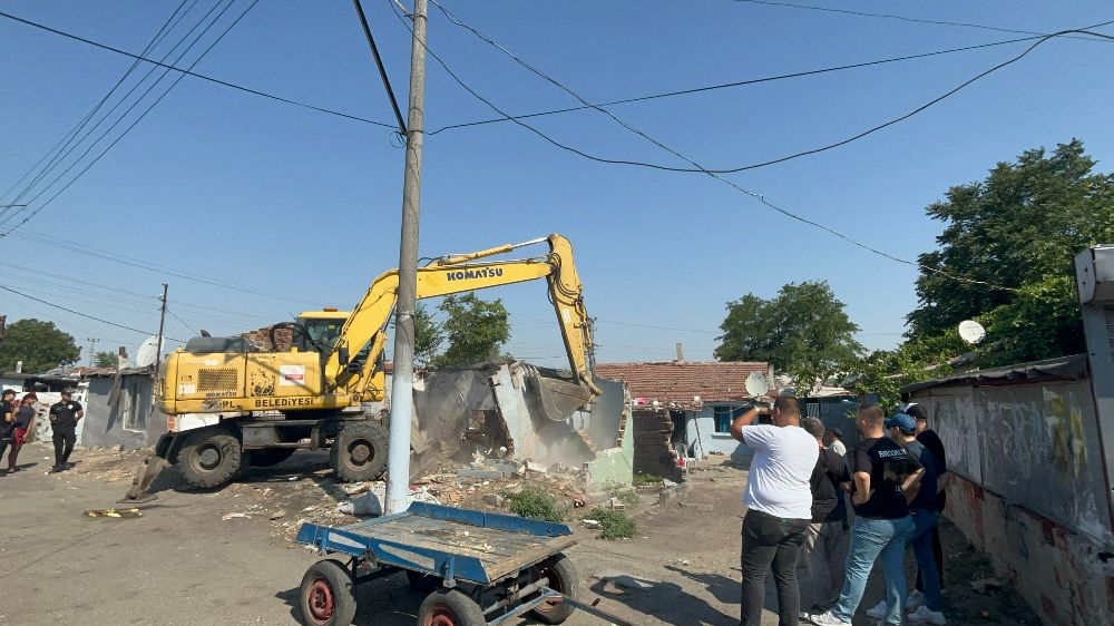 Çorlu'da metruk binalar yıkıldı