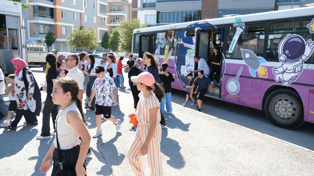 Çorum Belediyesi'nden 700 çocuğa lunapark sürprizi