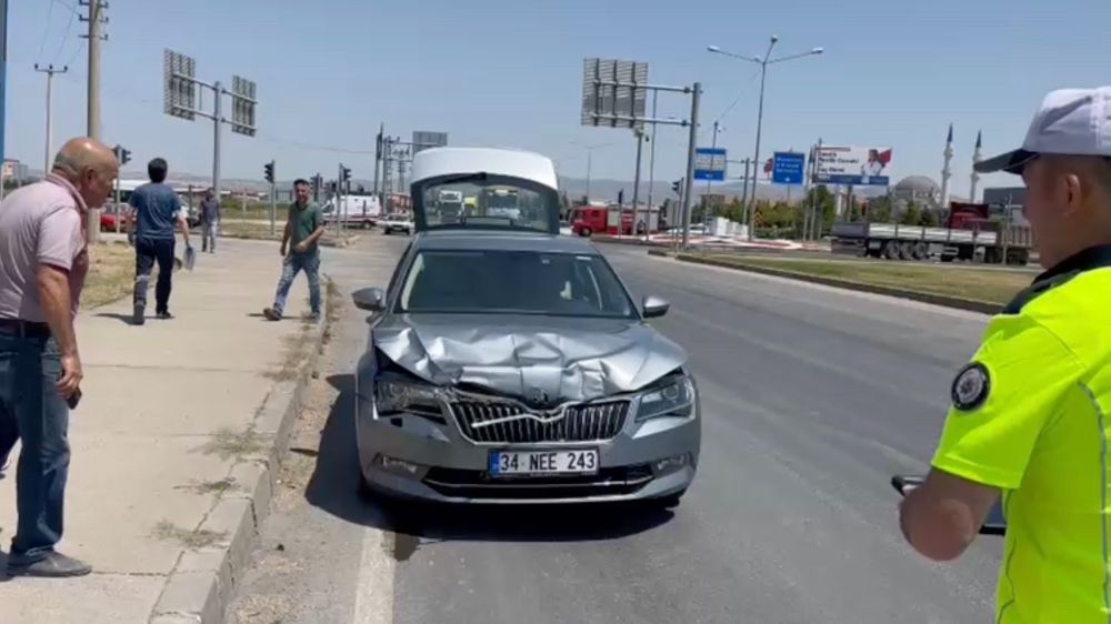 Çorum'da iki otomobil çarpıştı: 3 yaralı