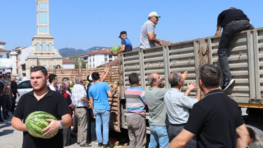 Cumayeri Belediyesi 1 tır karpuz dağıttı