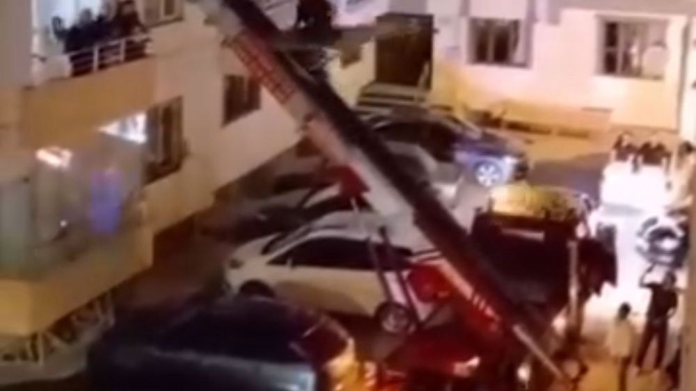 Dayak geleneğinden kaçan damat için yük asansörüyle eve girdiler