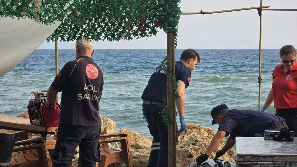 Denize giren 79 yaşındaki yaşlı adamın cansız bedenini kayalıklara savruldu