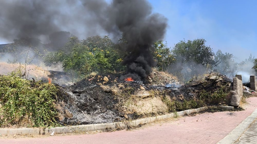 Denizli’de örtü yangını evlere sıçramadan söndürüldü