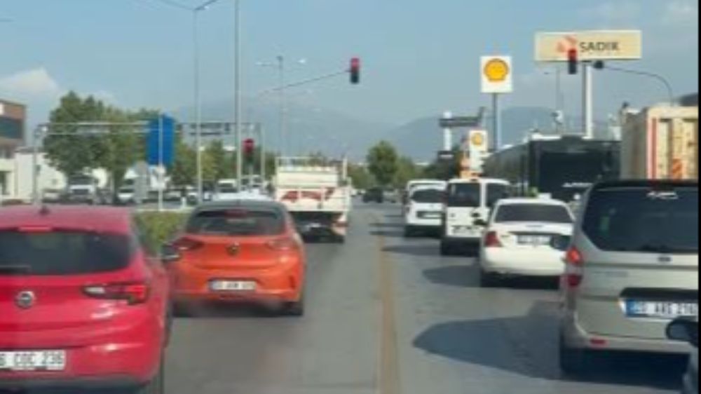 Denizli’de siren sesini duyan sürücülerin duyarlı davranışı takdir topladı