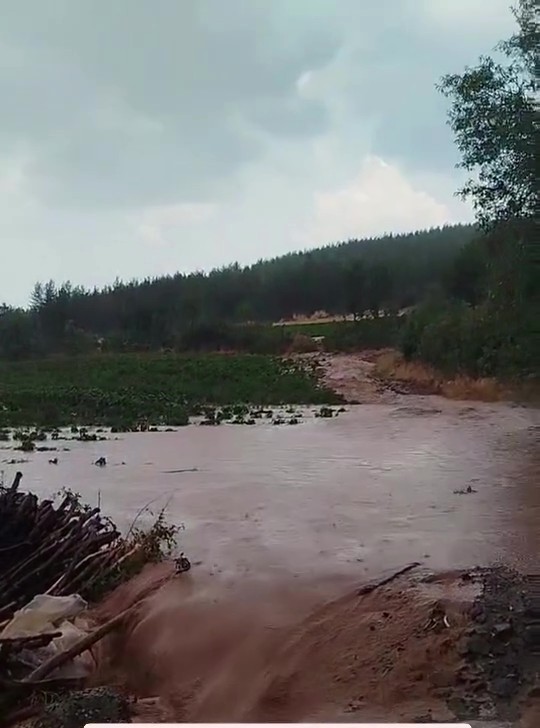 Denizli’de yollar göle döndü, sürücüler zor anlar yaşadı