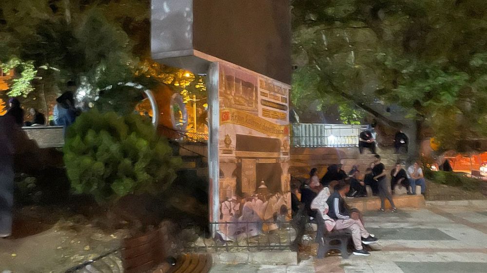 Deprem korkusuyla geceyi sokakta geçirdiler