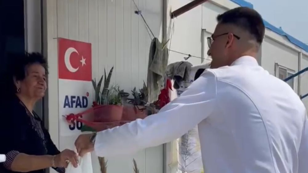 Depremde enkazdan çıkan genç, üniversiteden mezun olmasıyla adadığı kurbanın etini konteyner kentte dağıtarak yürekleri ısıttı