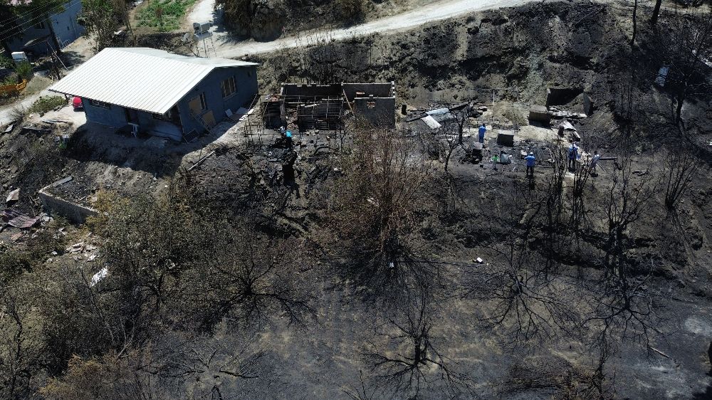 Depremde evi yıkılan kadının yeni yuvası için aldığı eşyalar yangında kül oldu