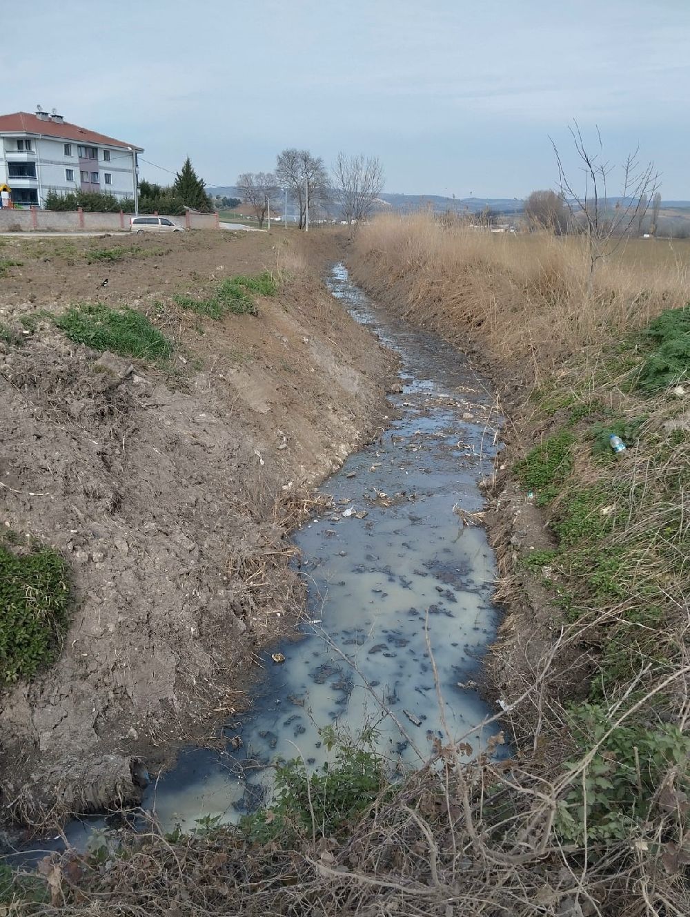 Dereye akan lağım suyu, mahalleliyi nefes alamaz hale getirdi