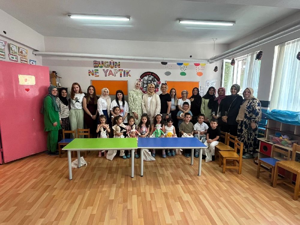 Derste ürettiklerini anaokulu öğrencilerine hediye ettiler