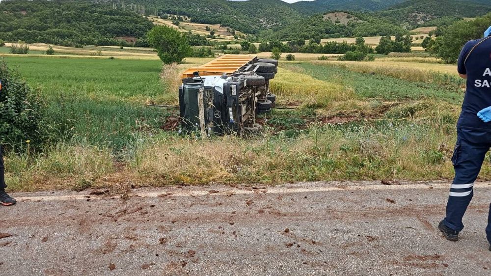 Devrilen kamyonun sürücüsü hayatını kaybetti