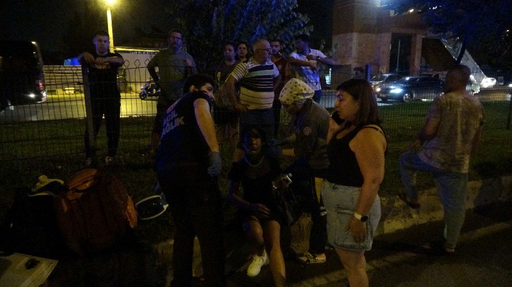 Devrilen minibüsten burunları bile kanamadan çıktılar