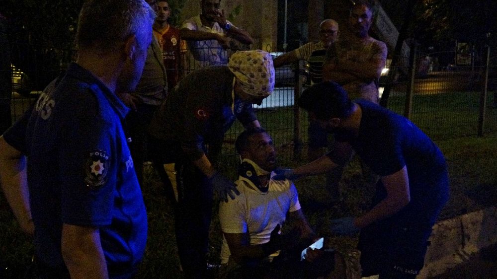 Devrilen minibüsten burunları bile kanamadan çıktılar