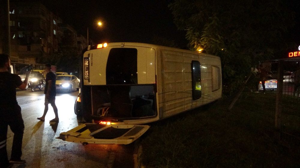 Devrilen minibüsten burunları bile kanamadan çıktılar