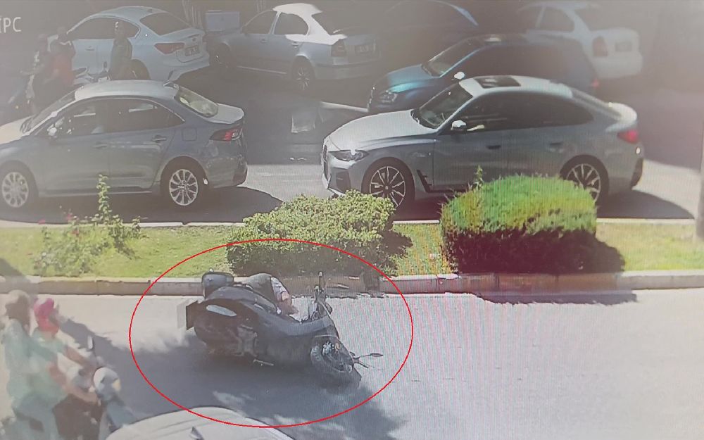 Devrilen motosikletin sürücüsü yaralandı, ilk yardım vatandaşlardan geldi