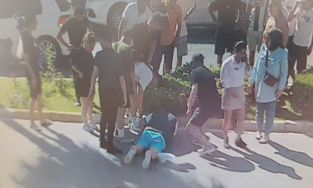 Devrilen motosikletin sürücüsü yaralandı, ilk yardım vatandaşlardan geldi