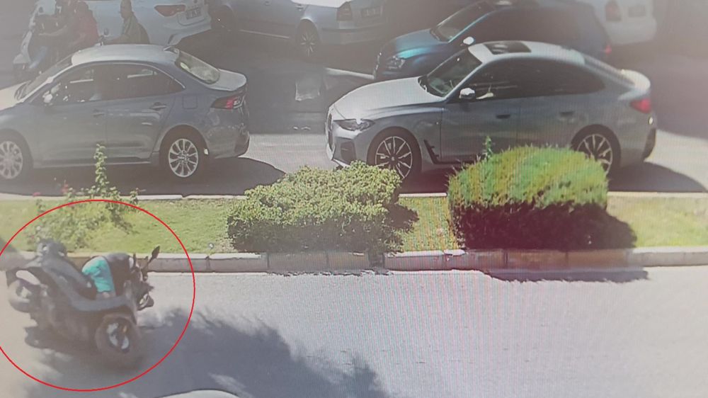 Devrilen motosikletin sürücüsü yaralandı, ilk yardım vatandaşlardan geldi