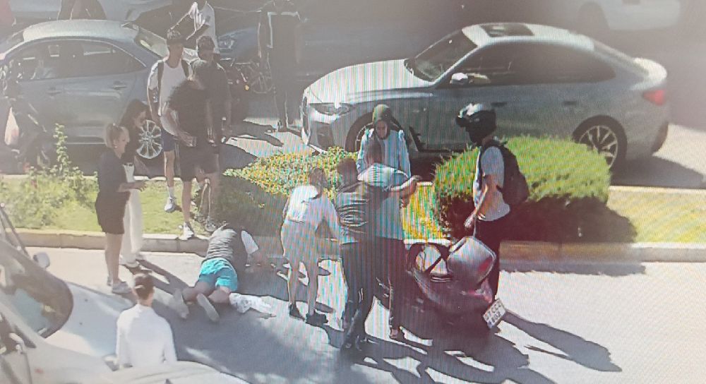 Devrilen motosikletin sürücüsü yaralandı, ilk yardım vatandaşlardan geldi