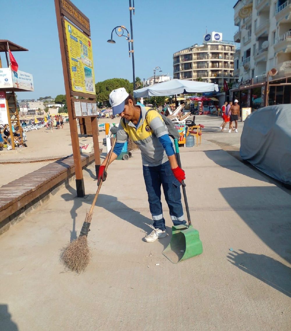 Didim Belediyesi sahil temizliğini aralıksız sürdürüyor