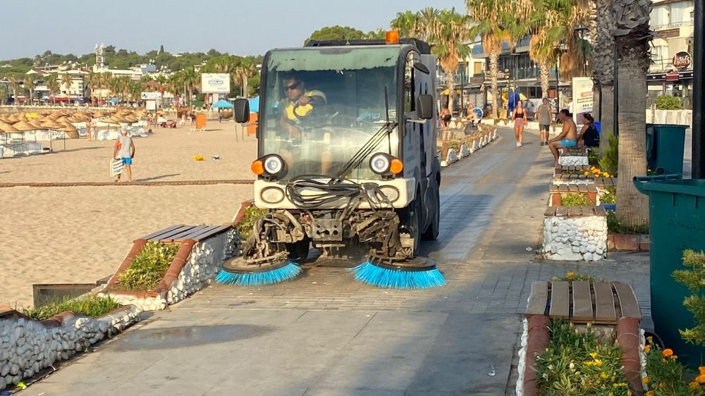  Didim Belediyesi sahil temizliğini aralıksız sürdürüyor