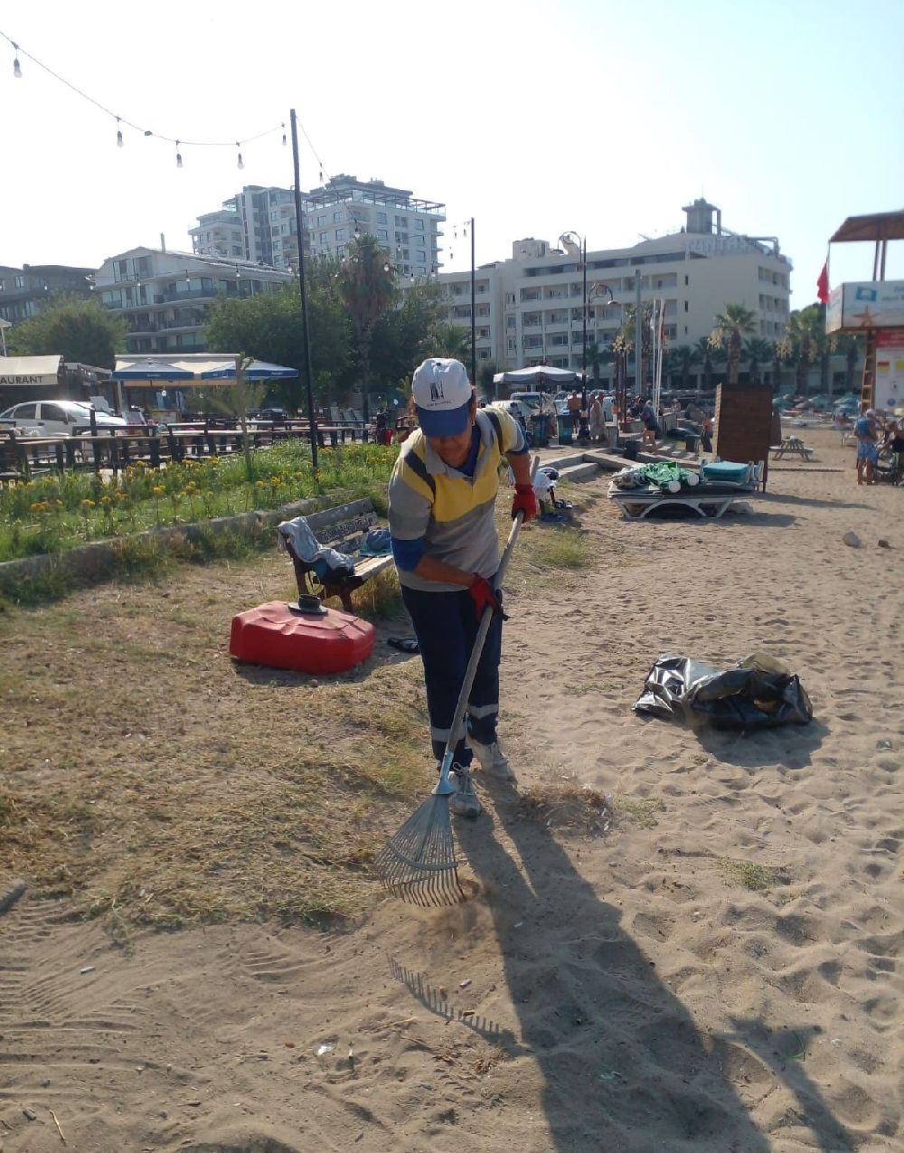 Didim Belediyesi sahil temizliğini aralıksız sürdürüyor