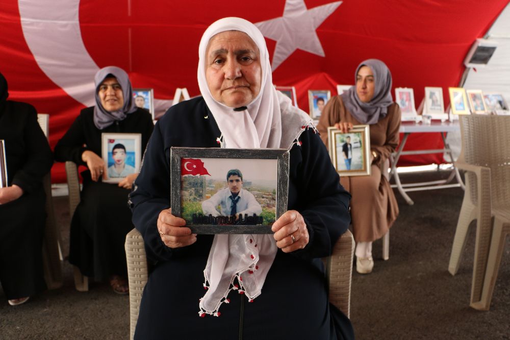 Diyarbakır anneleri terör örgütü PKK’nın silahları bırakmasını olumlu karşıladı