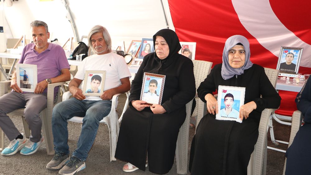 Diyarbakır anneleri terör örgütü PKK’nın silahları bırakmasını olumlu karşıladı