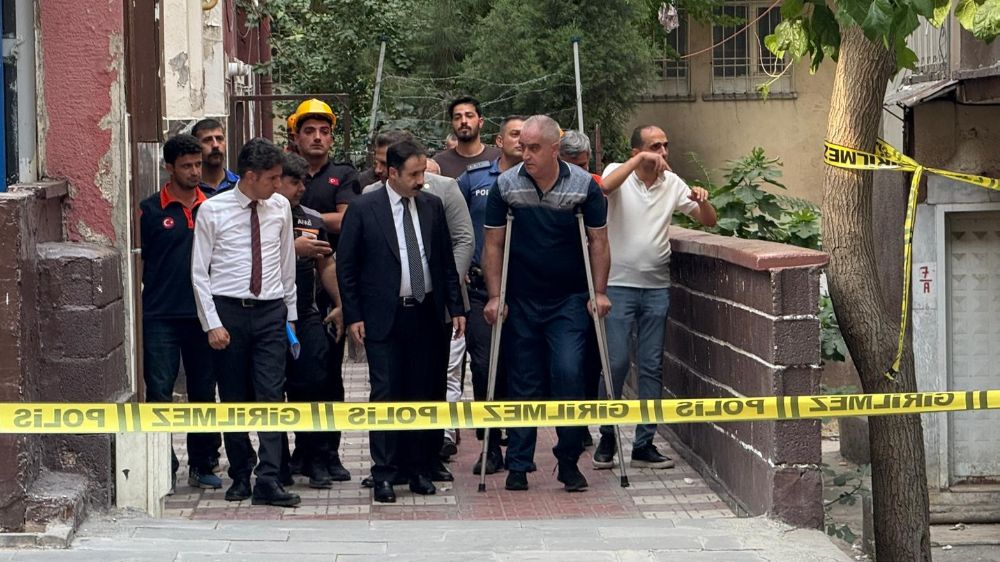 Diyarbakır'da depremde hasar alan bina boşaltıldı