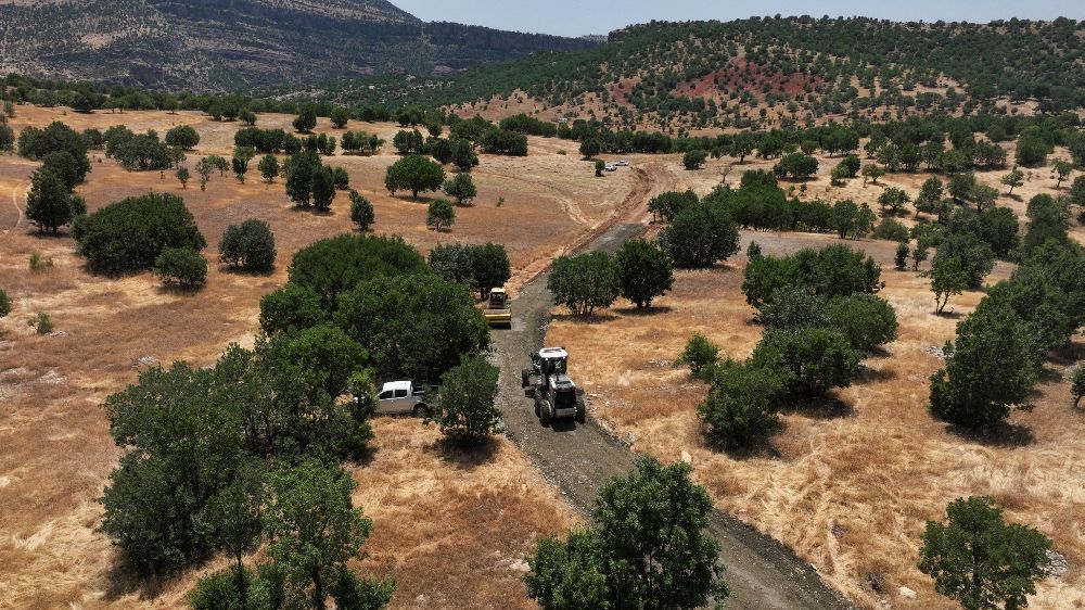 Diyarbakır'da köylerine dönen vatandaşların yolları inşa ediliyor