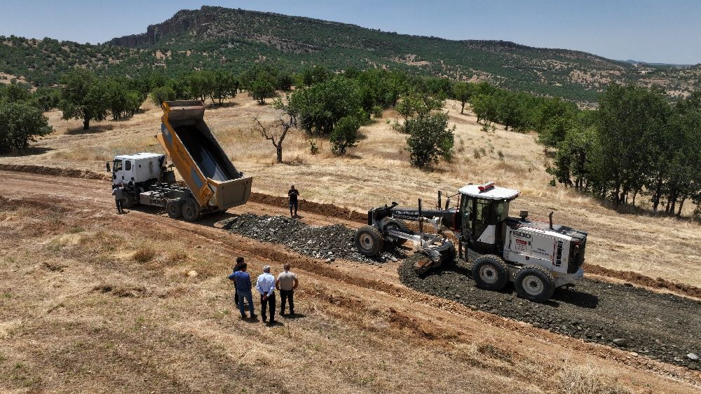 Diyarbakır'da köylerine dönen vatandaşların yolları inşa ediliyor